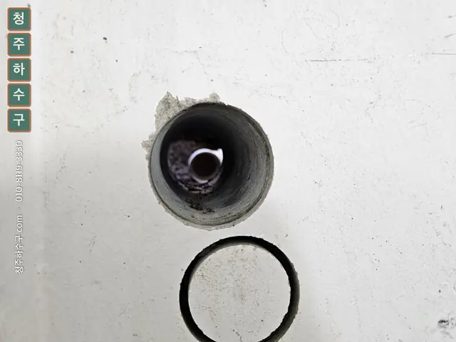벽에 뚫린 배관 구멍